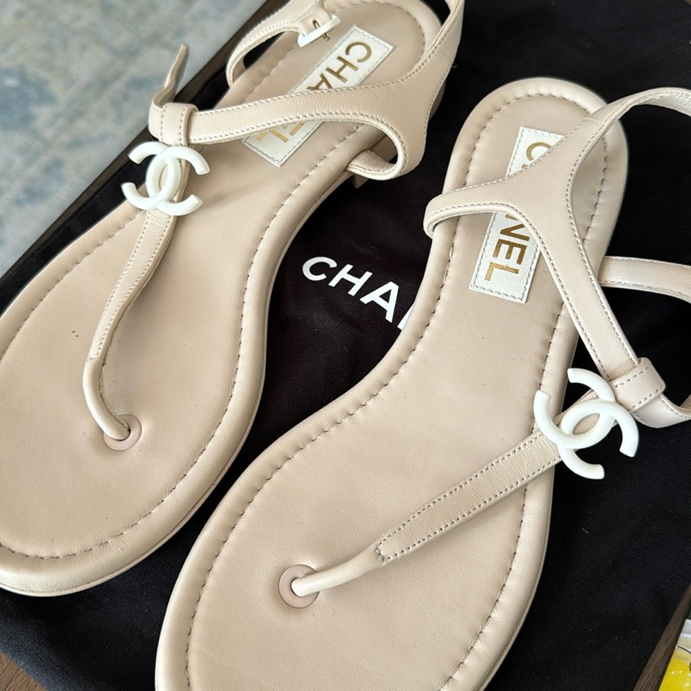 Brand New Never Worn Chanel Sandal Flat Nude Cream with White CC Sz38.5